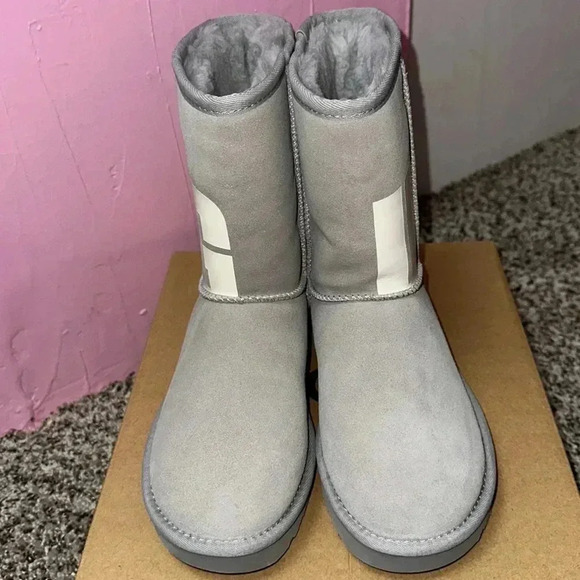 UGG’s W Classic Short II Chopd - Picture 11 of 13